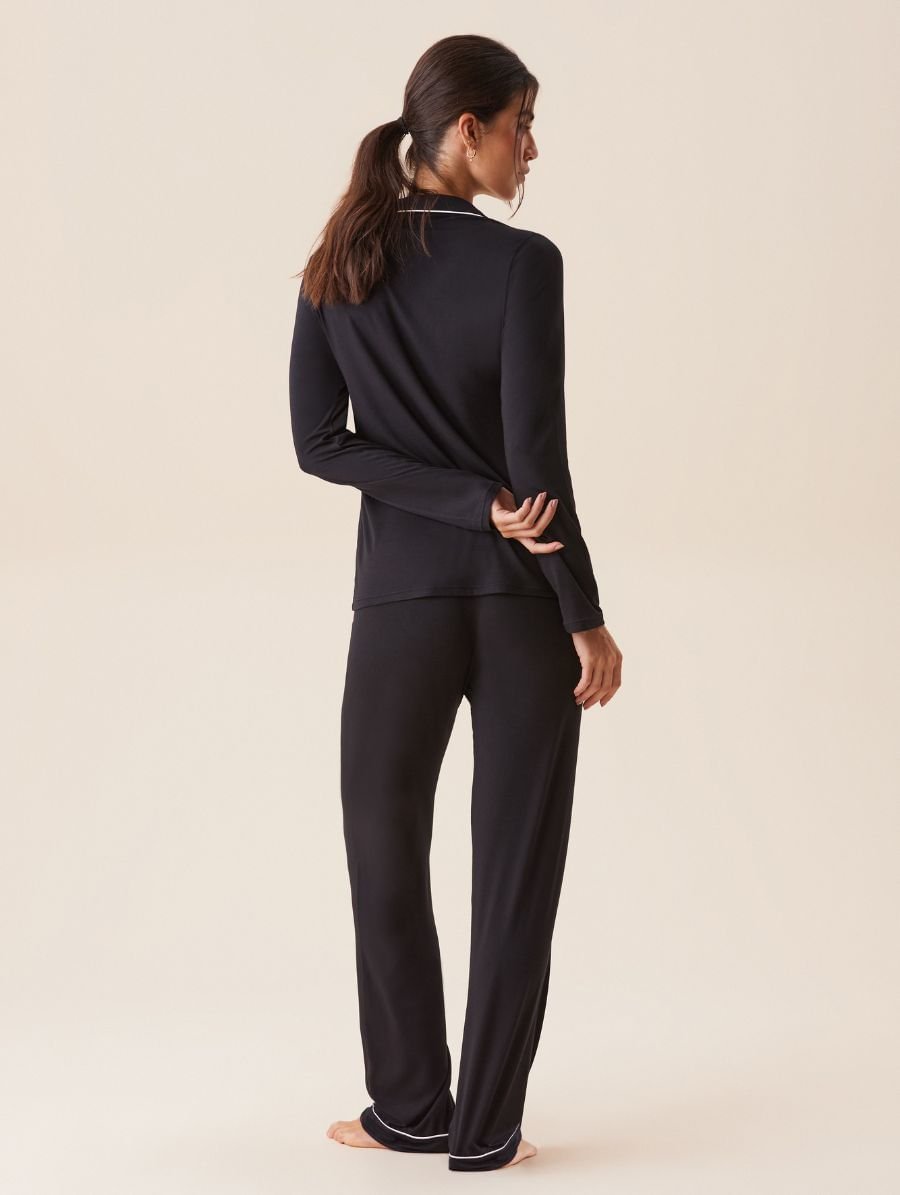 Pijama Longo Em Viscose Com Vivo Contrastante Flora Preto — foto 2