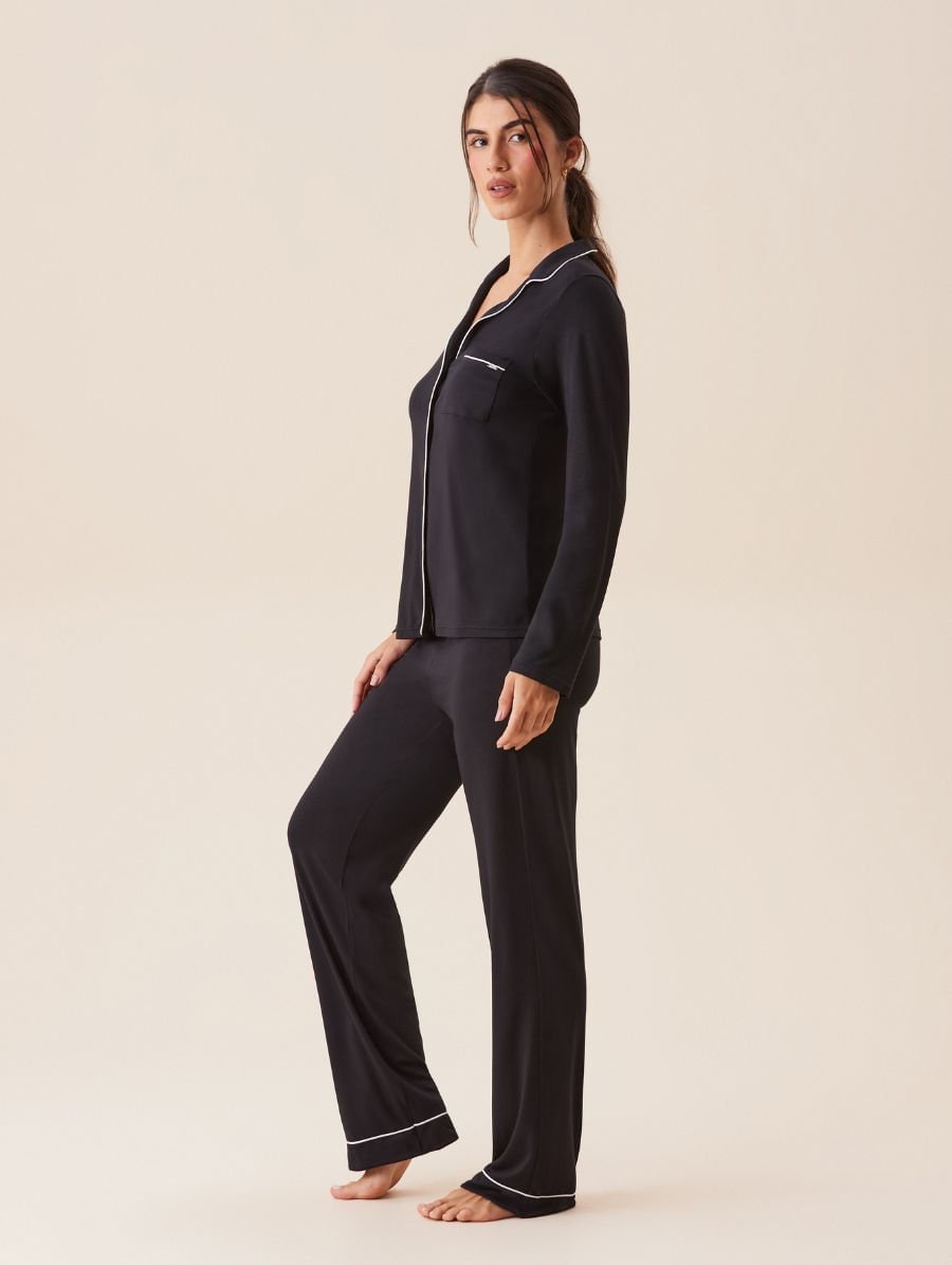 Pijama Longo Em Viscose Com Vivo Contrastante Flora Preto — foto 3