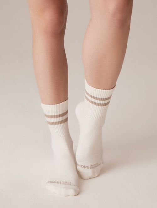 Meia Cano Médio Canelada Com Duas Listras Off White Com Bege Pele